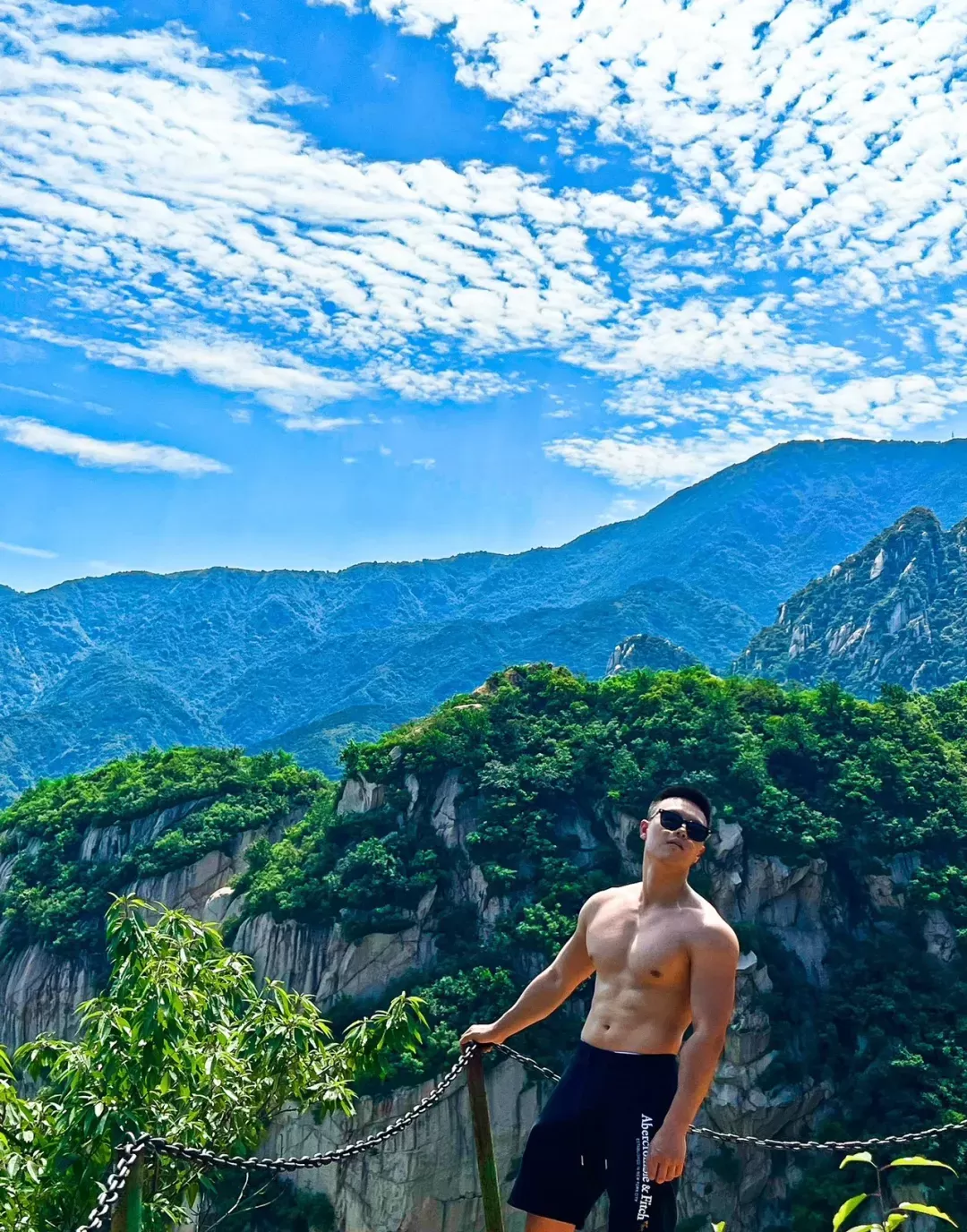 An adventure in a secret place deep in the mountains —— The boy in the mountains