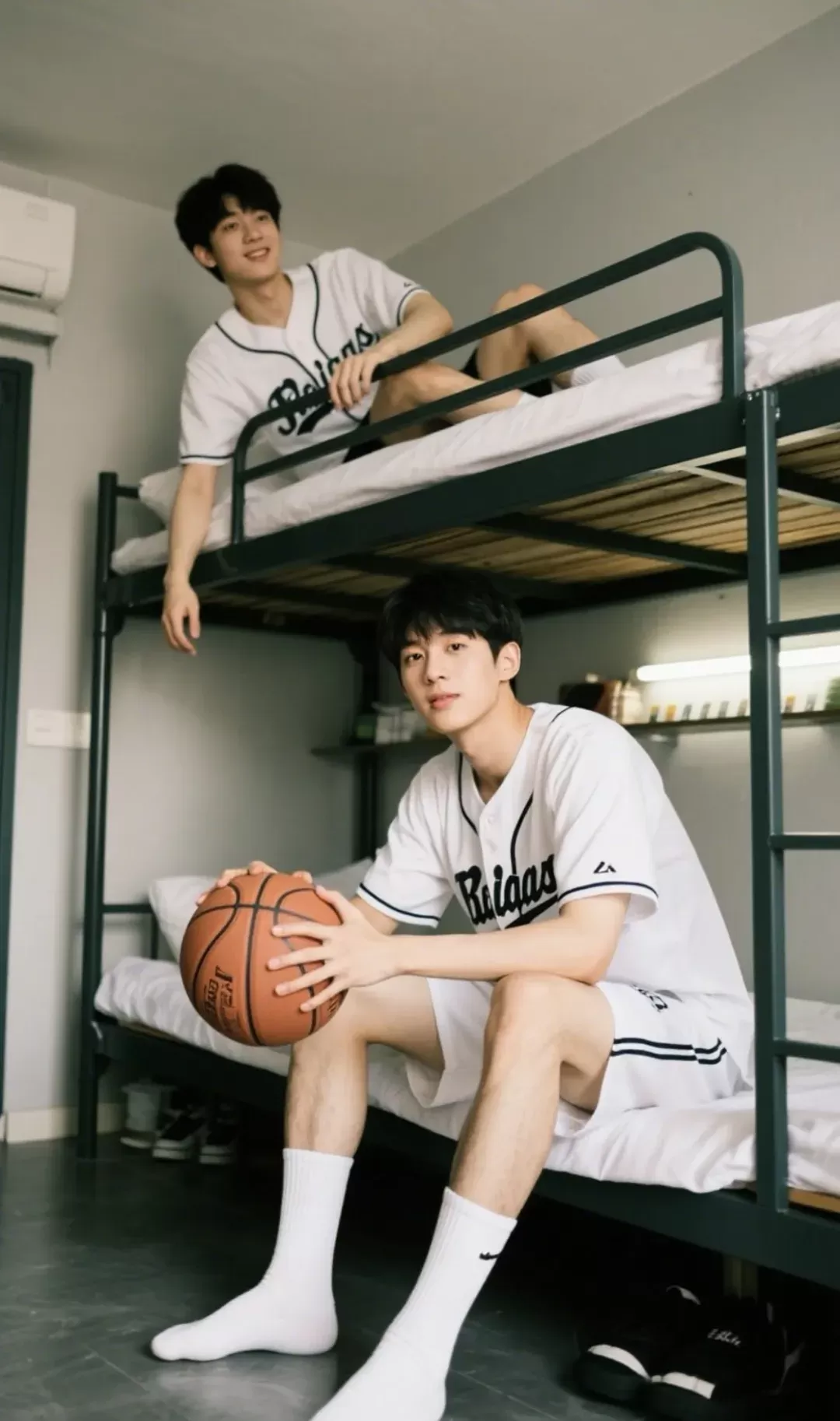 I met a baseball brother and a basketball brother at the youth hostel