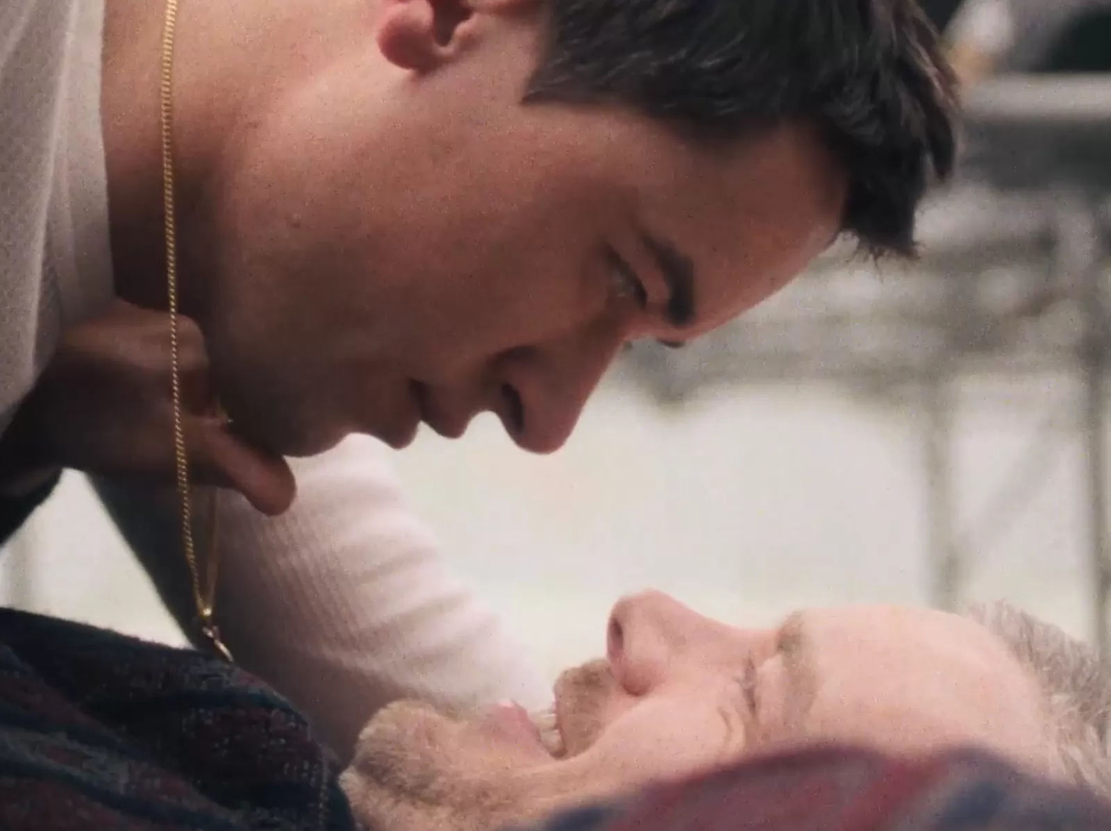 PLAINCLOTHES, un thriller gay intense avec Russell Tovey